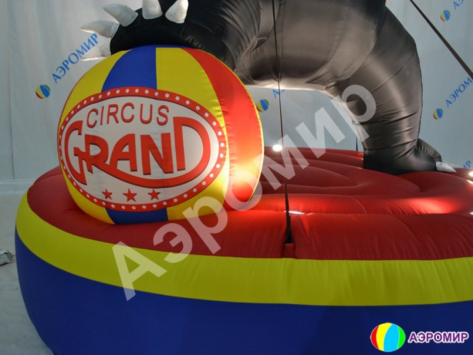 Большой надувной медведь с мячом