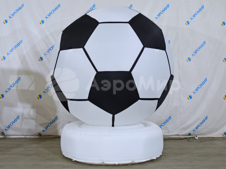 Надувной футбольный мяч на опоре