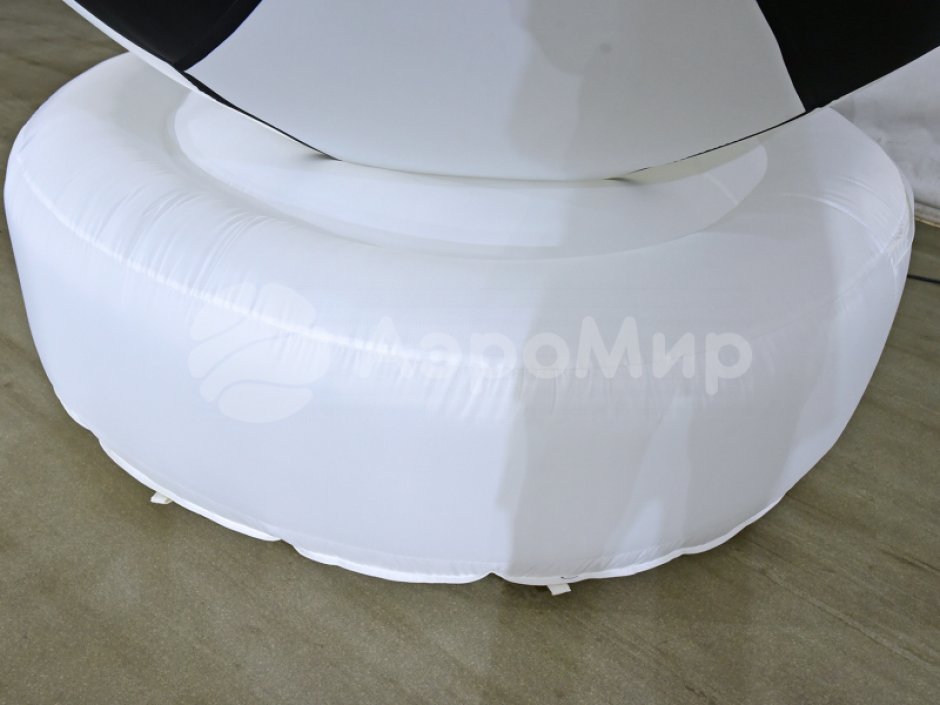 Надувной футбольный мяч на опоре