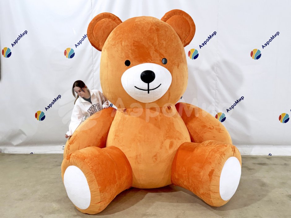 Большой медведь из плюша для фотозоны