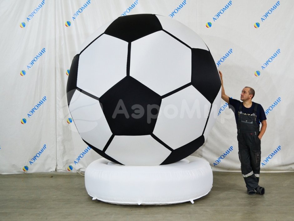 Надувной футбольный мяч на опоре