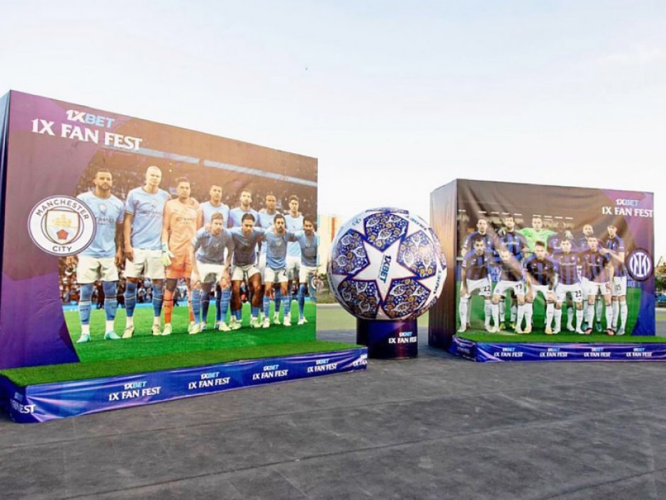 Надувной футбольный мяч на опоре