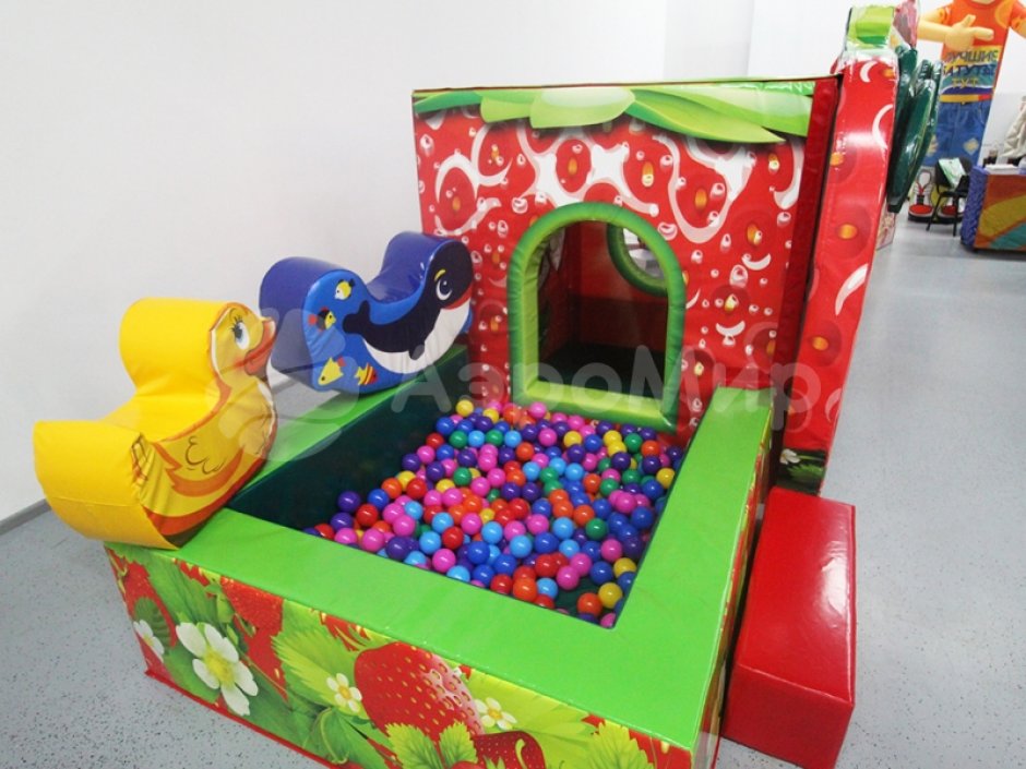 Домик клубничка — мягкий игровой дом с сухим бассейном