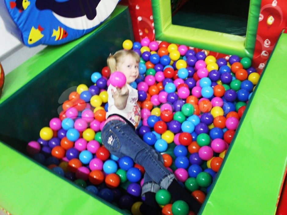 Домик клубничка — мягкий игровой дом с сухим бассейном