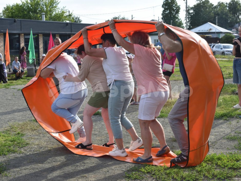 Гусеница — забавный реквизит для эстафет зимой и летом