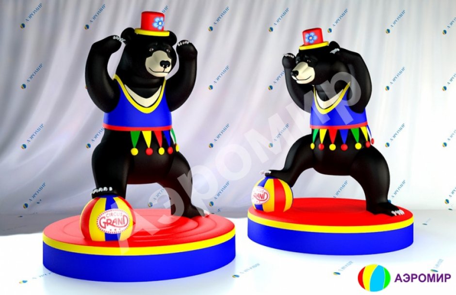 Большой надувной медведь с мячом