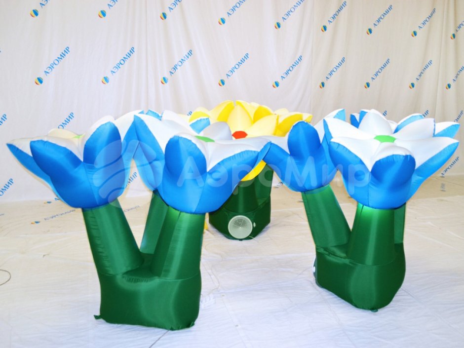 Надувные цветы в букете — композиция из трех цветков