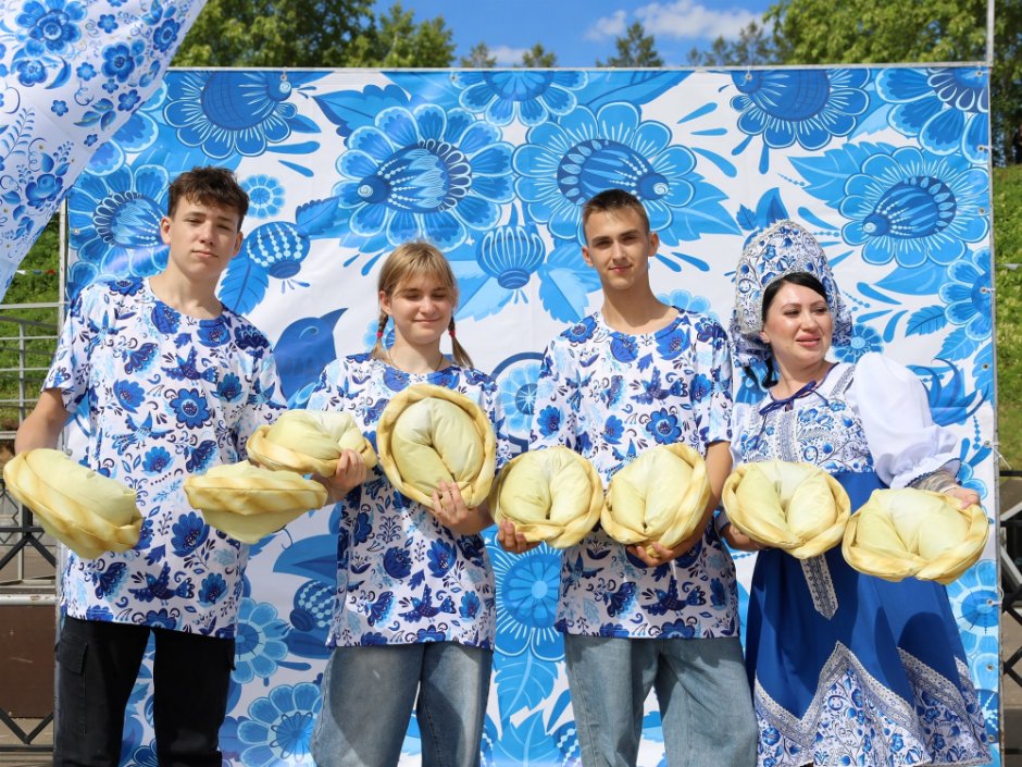 Гигантская ложка гжель