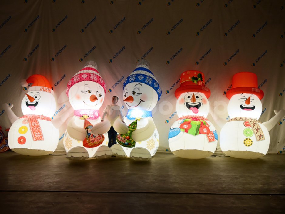 Надувной Снеговик в шапке для улицы с подсветкой