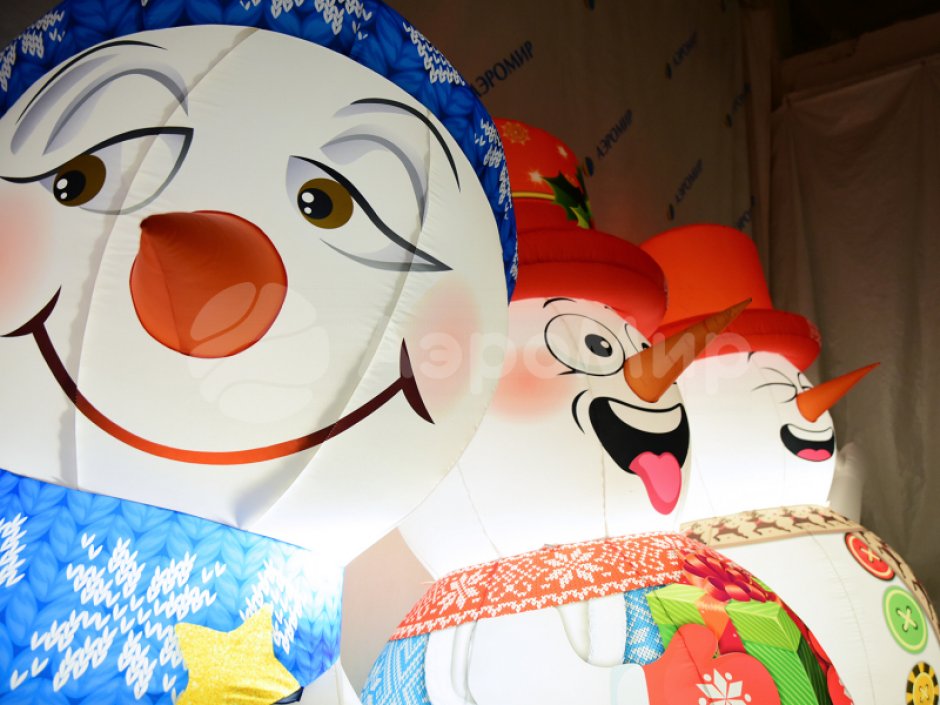 Надувной Снеговик с ёлкой — большая уличная фигура с подсветкой