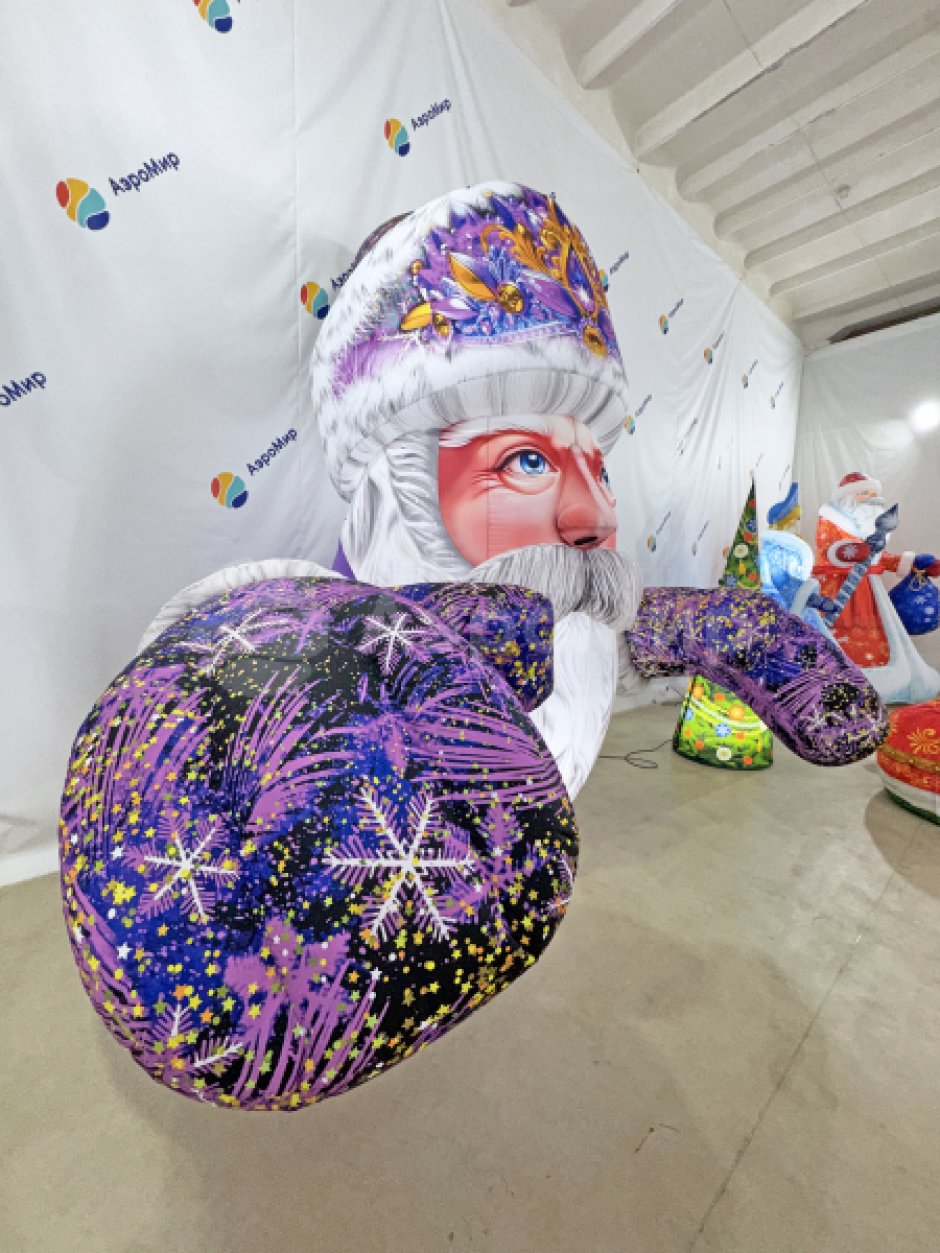 Надувной Дед Мороз на крышу — большая декорация новогоднего праздника