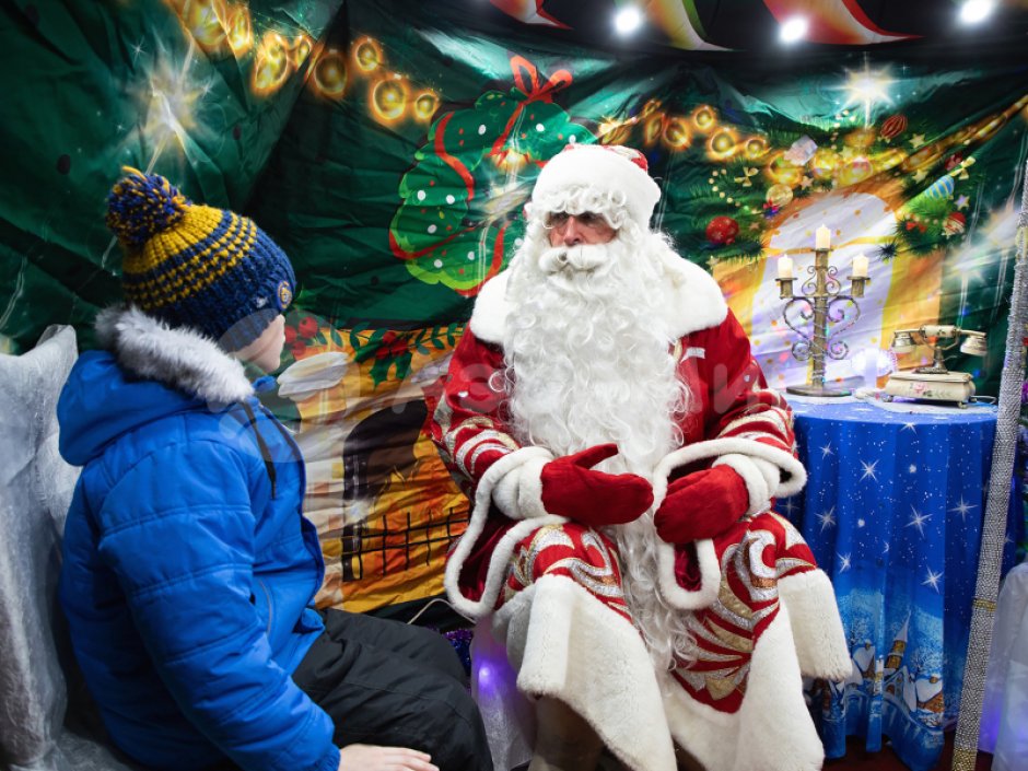 Ёлка дом — новогодняя надувная конструкция с фото зоной внутри