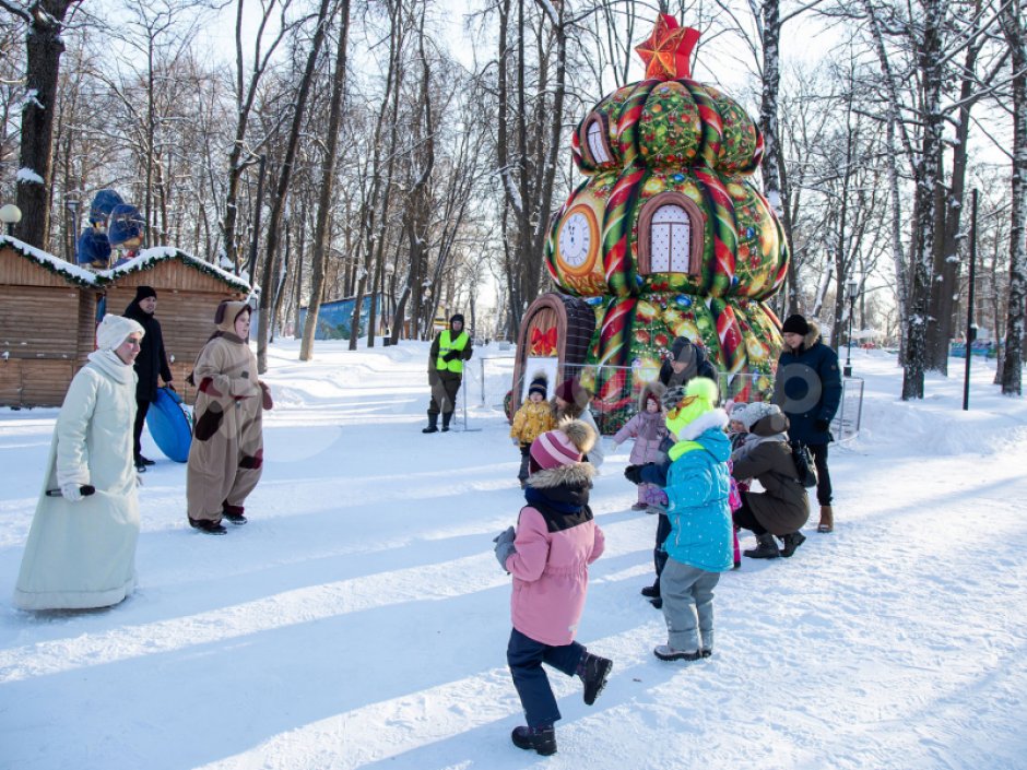 Ёлка дом — новогодняя надувная конструкция с фото зоной внутри