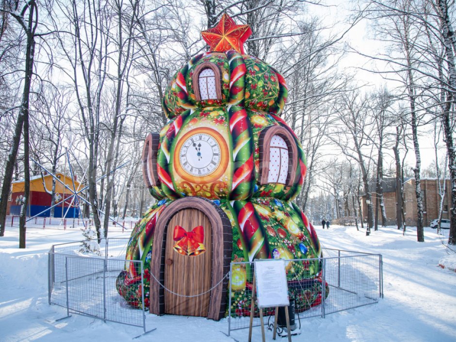 Ёлка дом — новогодняя надувная конструкция с фото зоной внутри