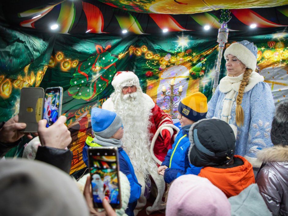 Ёлка дом — новогодняя надувная конструкция с фото зоной внутри