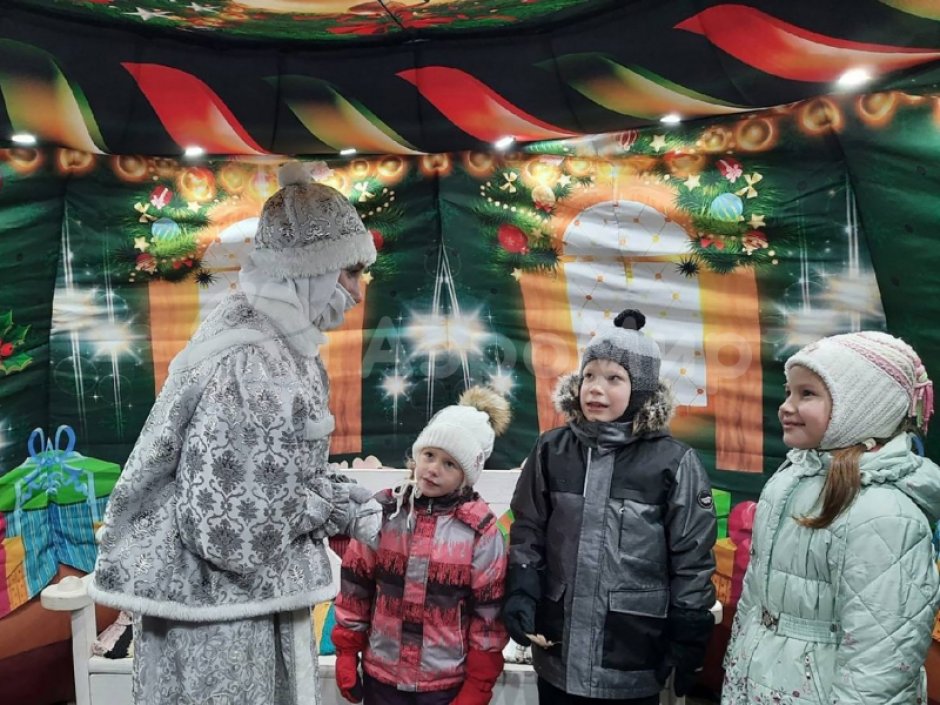 Ёлка дом — новогодняя надувная конструкция с фото зоной внутри