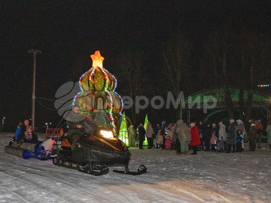 Ёлка дом — новогодняя надувная конструкция с фото зоной внутри