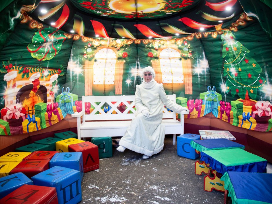 Ёлка дом — новогодняя надувная конструкция с фото зоной внутри