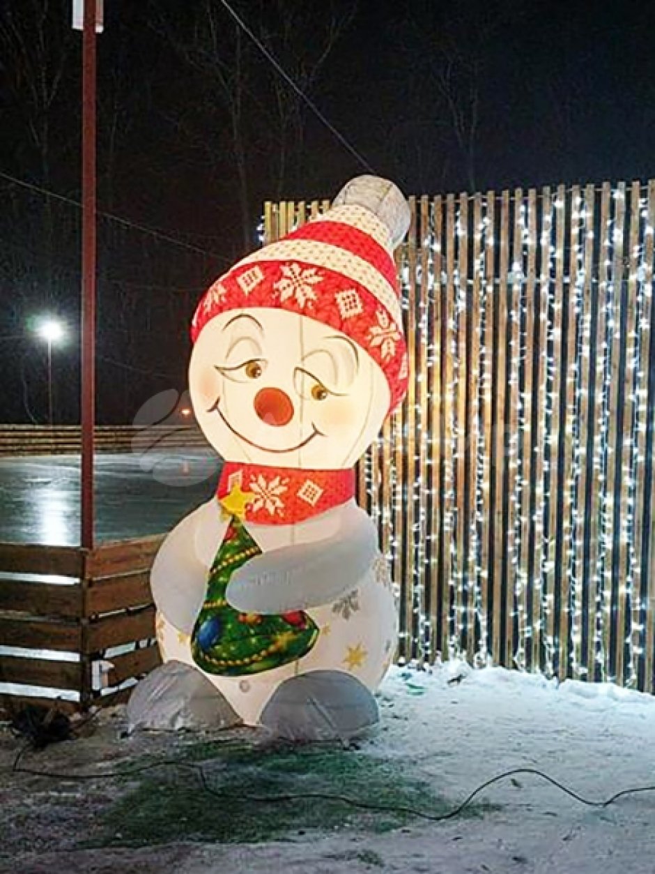 Надувной Снеговик с ёлкой — большая уличная фигура с подсветкой
