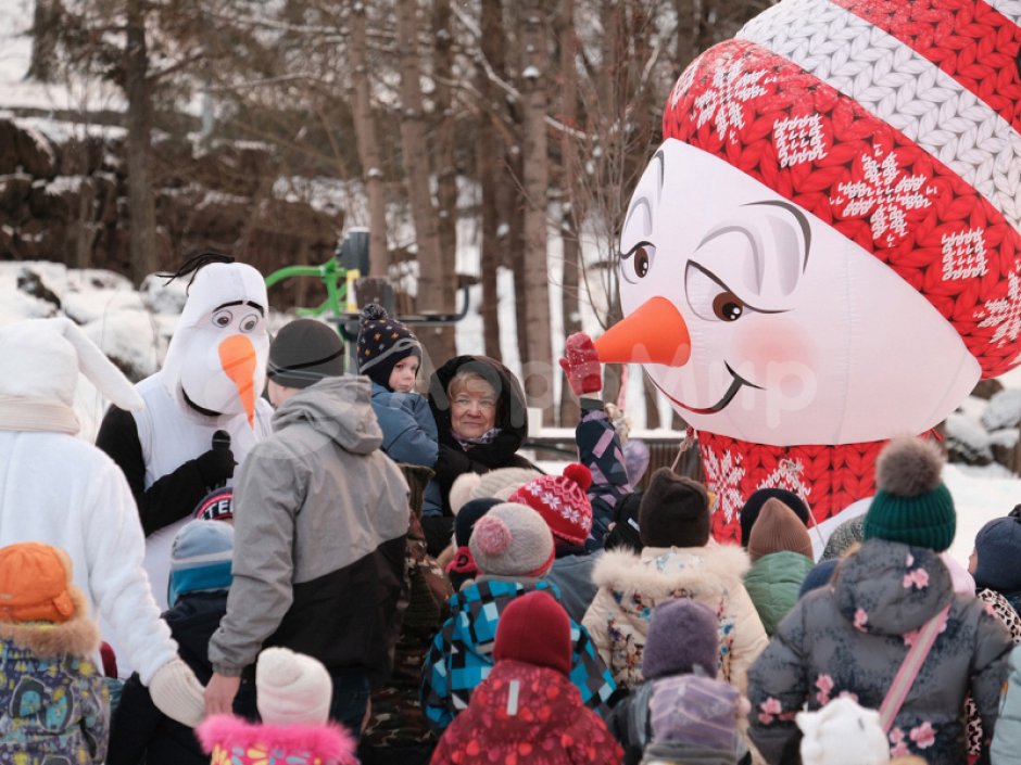 Надувной Снеговик с ёлкой — большая уличная фигура с подсветкой