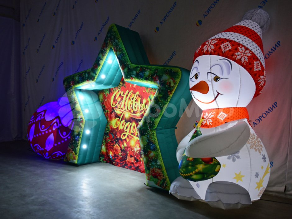 Надувной Снеговик с ёлкой — большая уличная фигура с подсветкой
