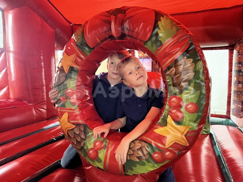 Надувной батут для бизнеса — изба Деда Мороза