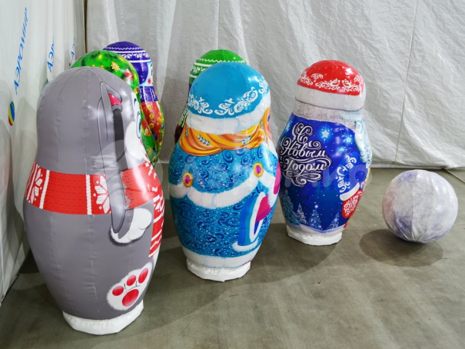 Большие надувные кегли с мячом