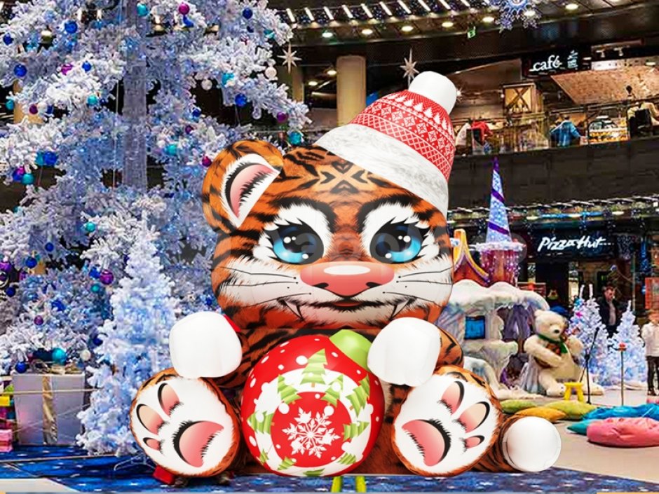 Тигр с ёлочной игрушкой