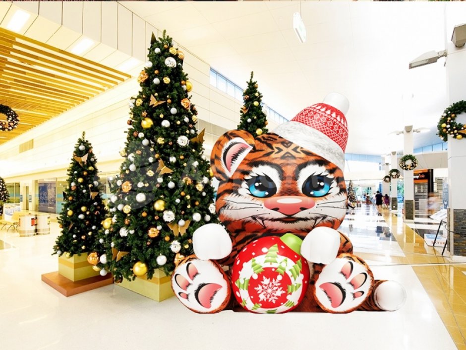 Тигр с ёлочной игрушкой