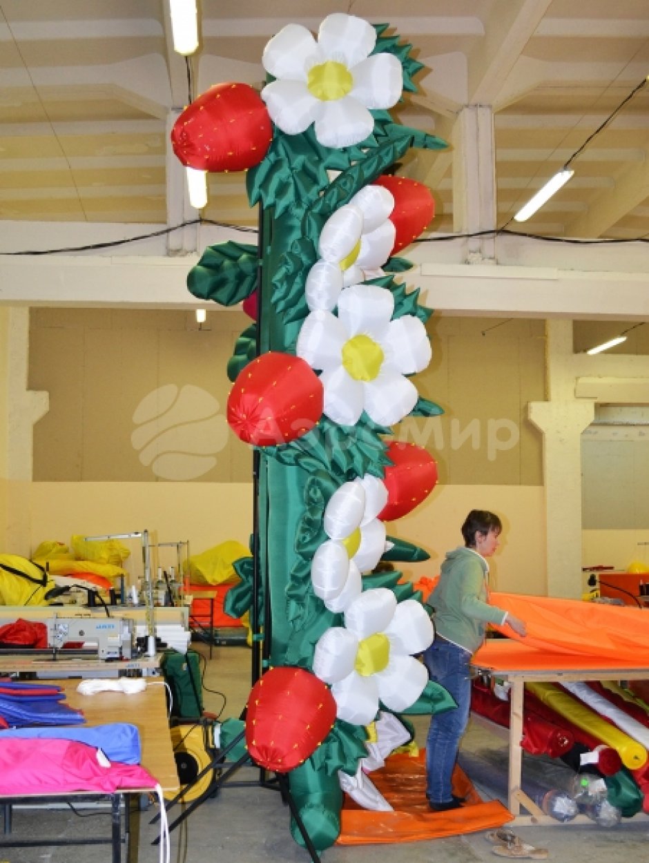 Панно из надувных цветов