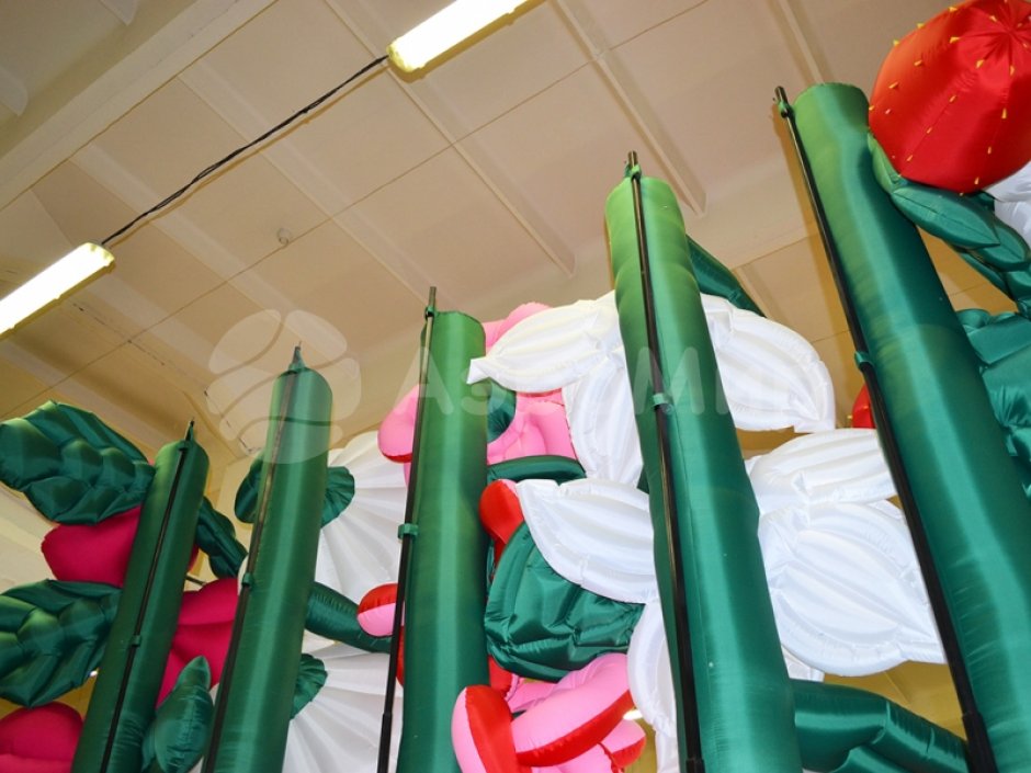 Панно из надувных цветов