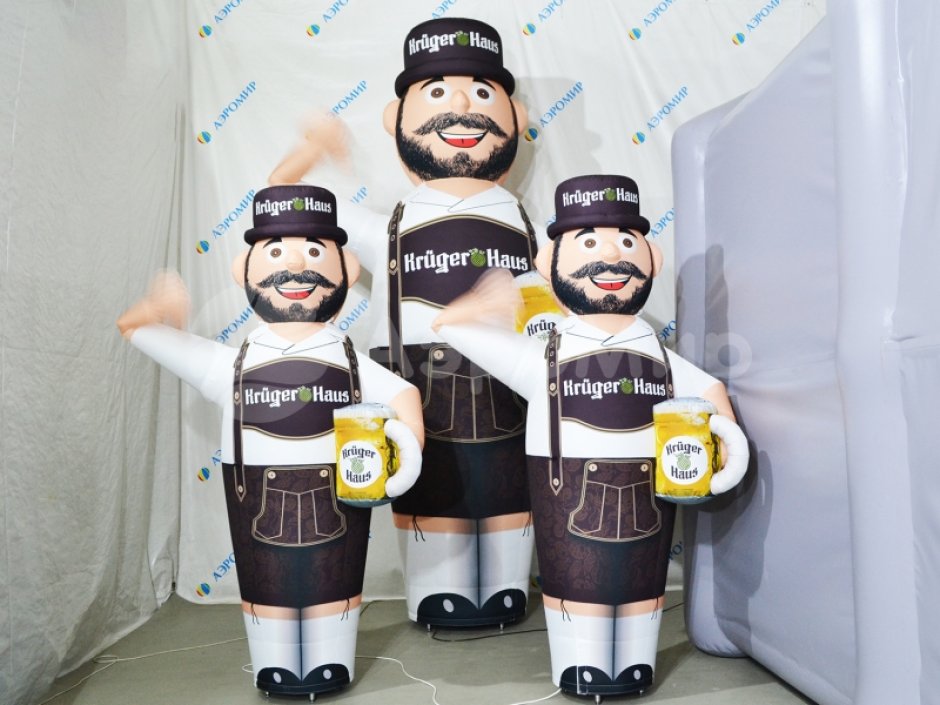 Пивной аэромен машет рукой — с кружкой