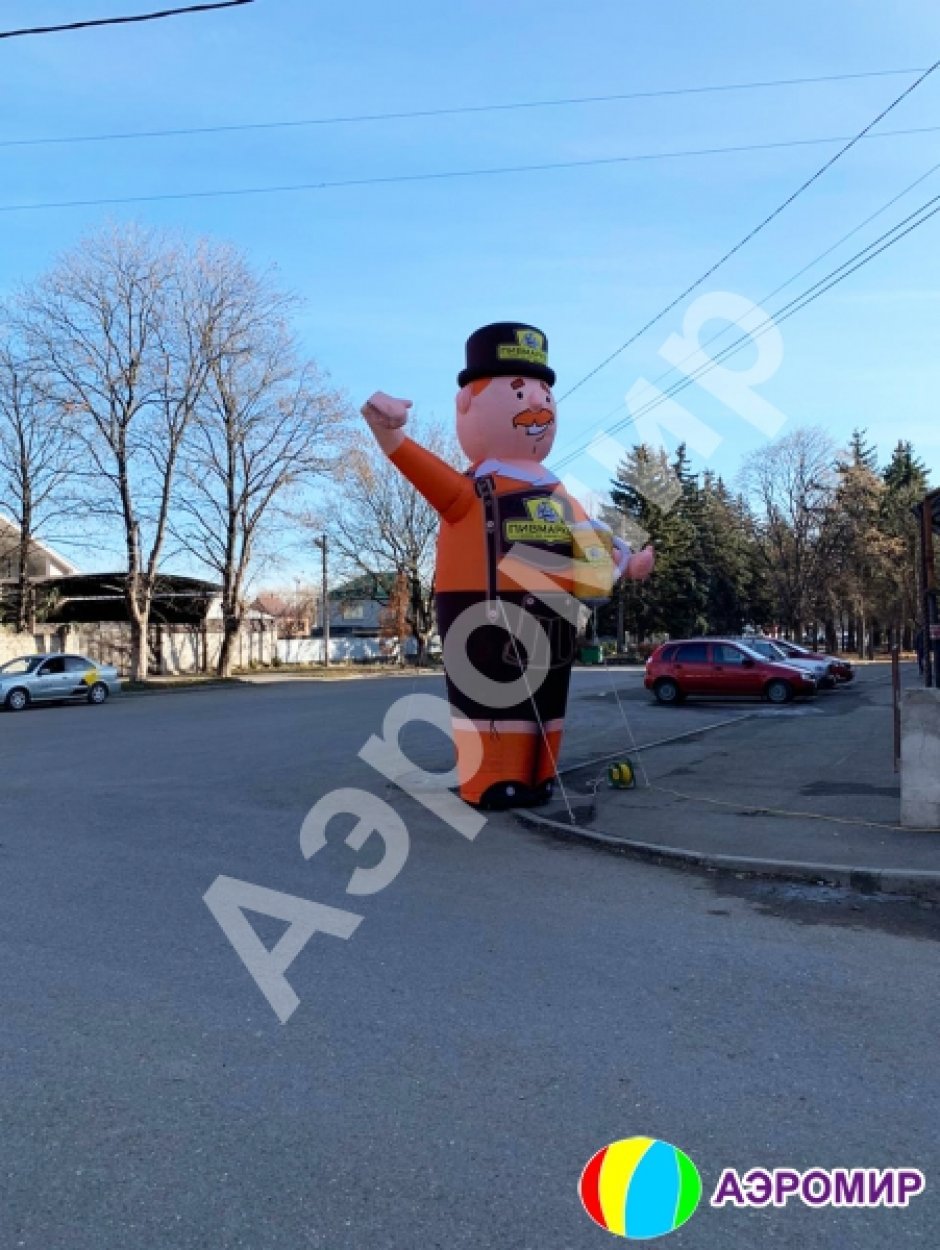 Пивной аэромен машет рукой — с кружкой