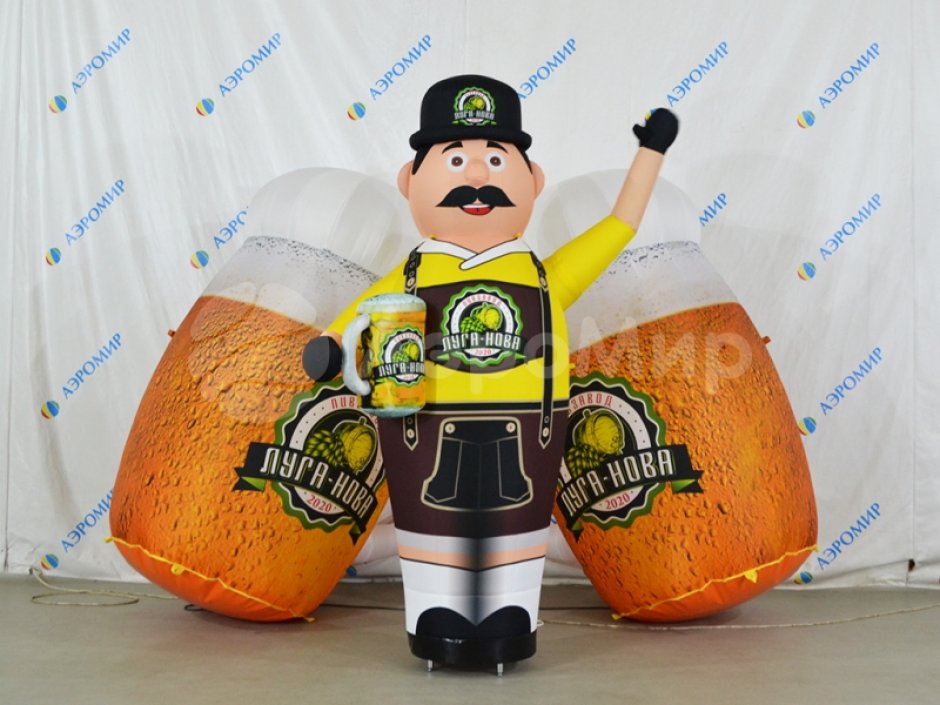 Пивной аэромен машет рукой — с кружкой