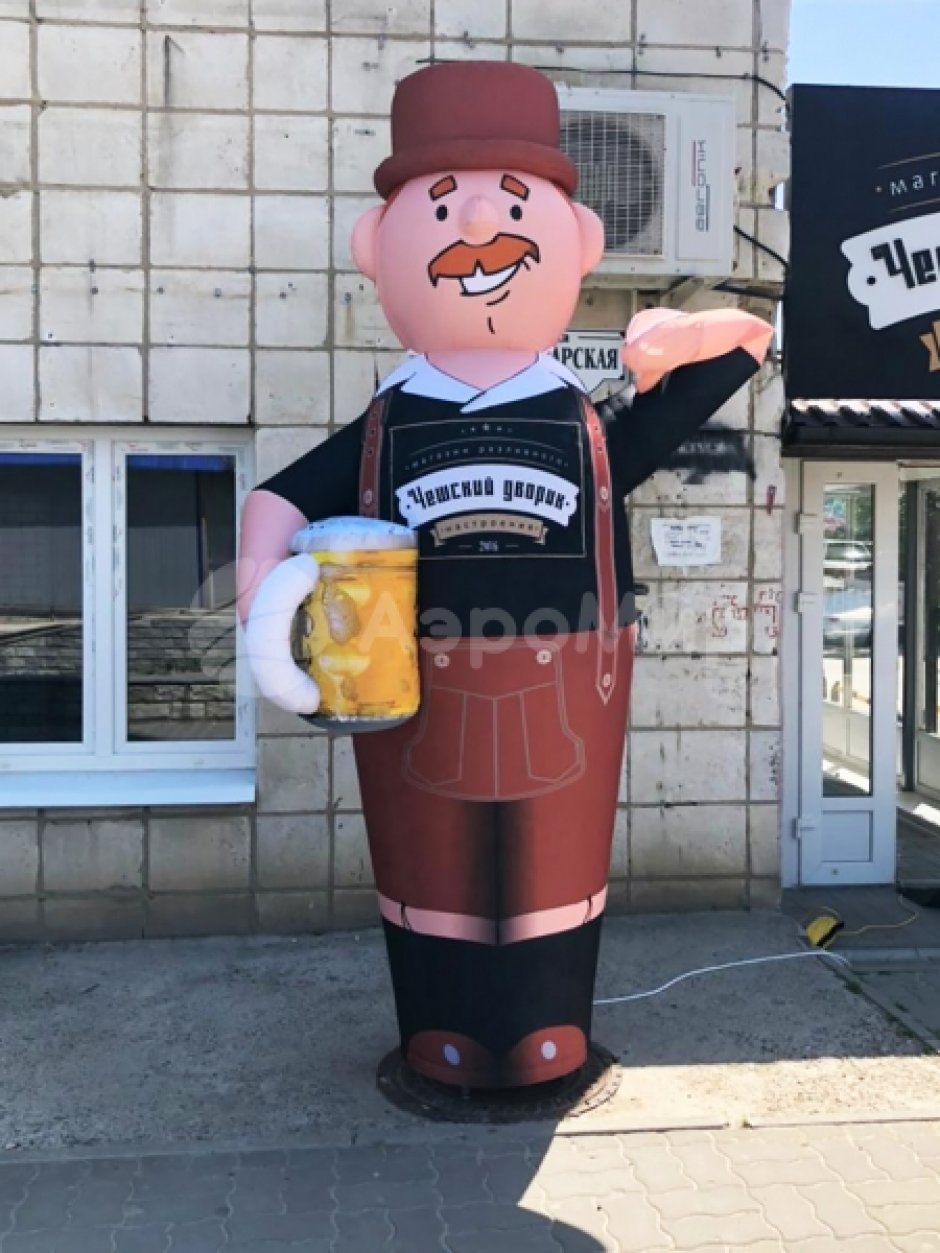 Пивной аэромен машет рукой — с кружкой