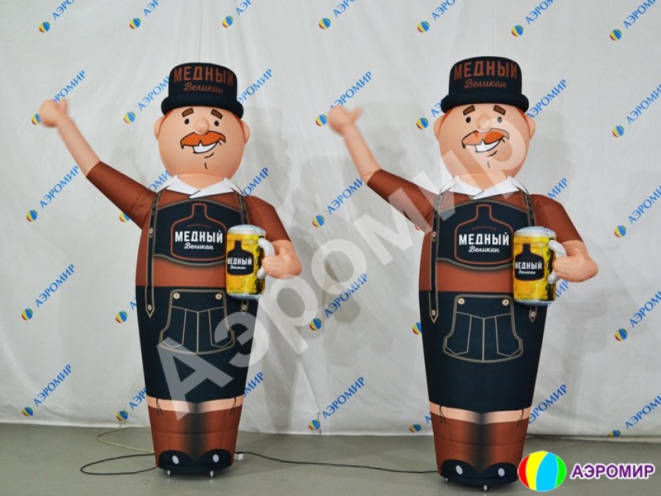 Пивной аэромен машет рукой — с кружкой