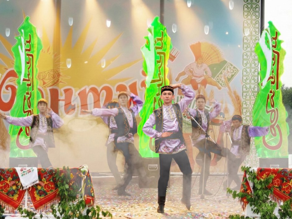 Имитация пламени в цветах национальных флагов