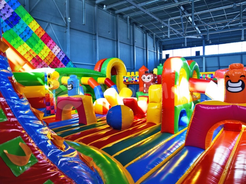 Планета лего — большой надувной парк