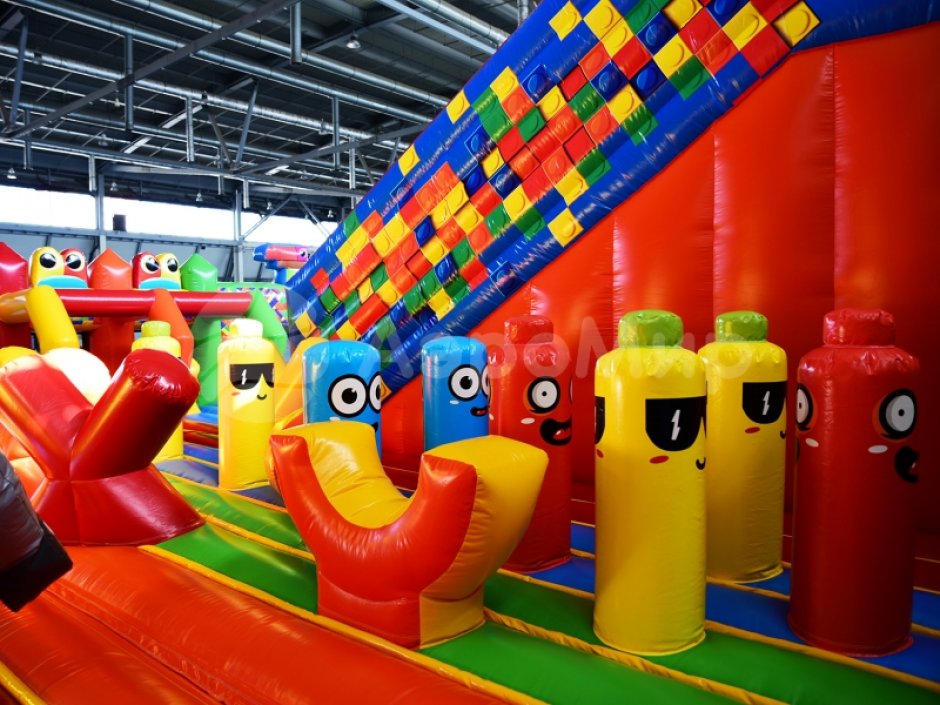 Планета лего — большой надувной парк