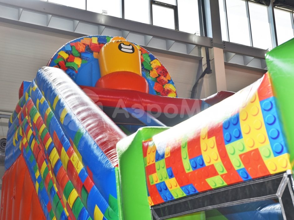 Планета лего — большой надувной парк