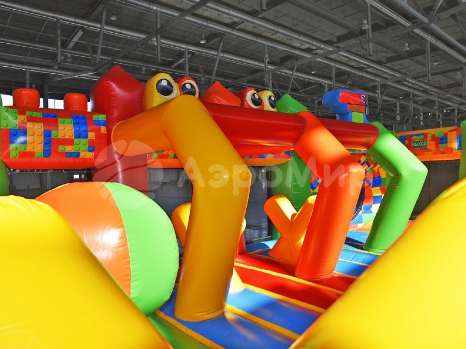 Планета лего — большой надувной парк