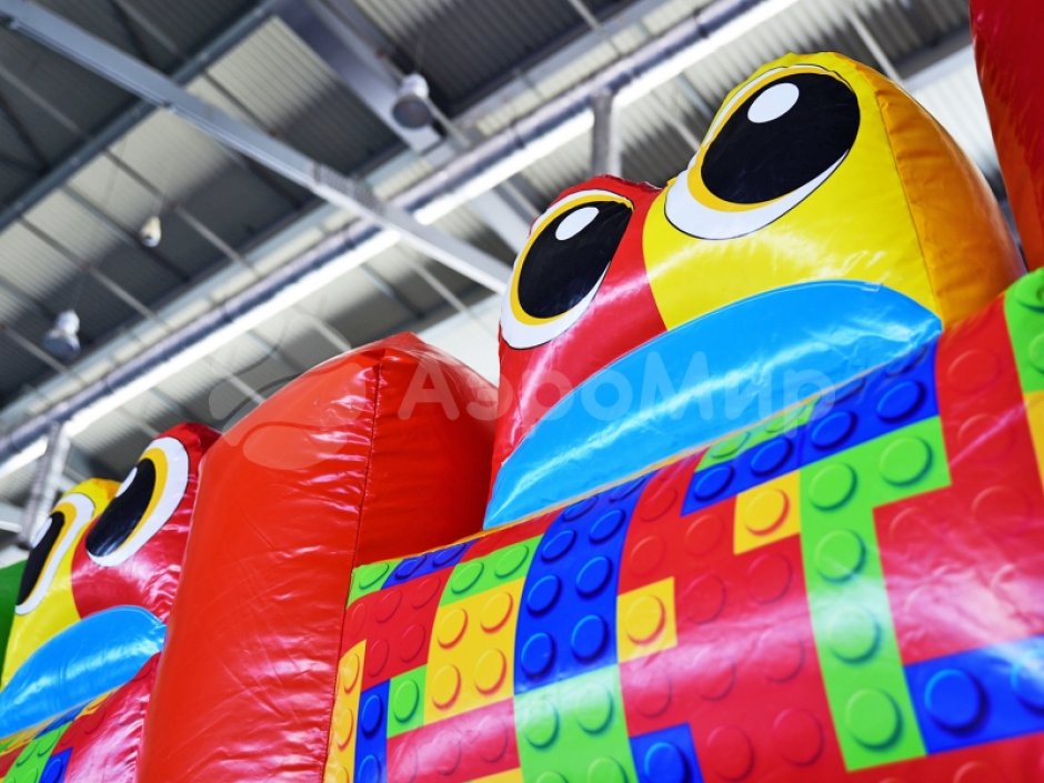 Планета лего — большой надувной парк