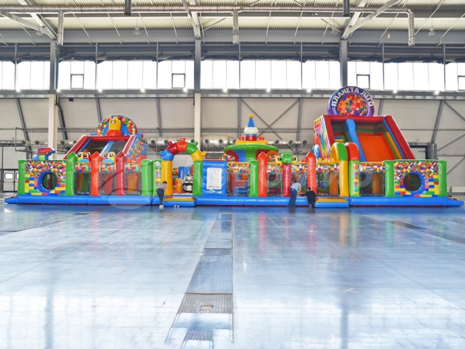 Планета лего — большой надувной парк