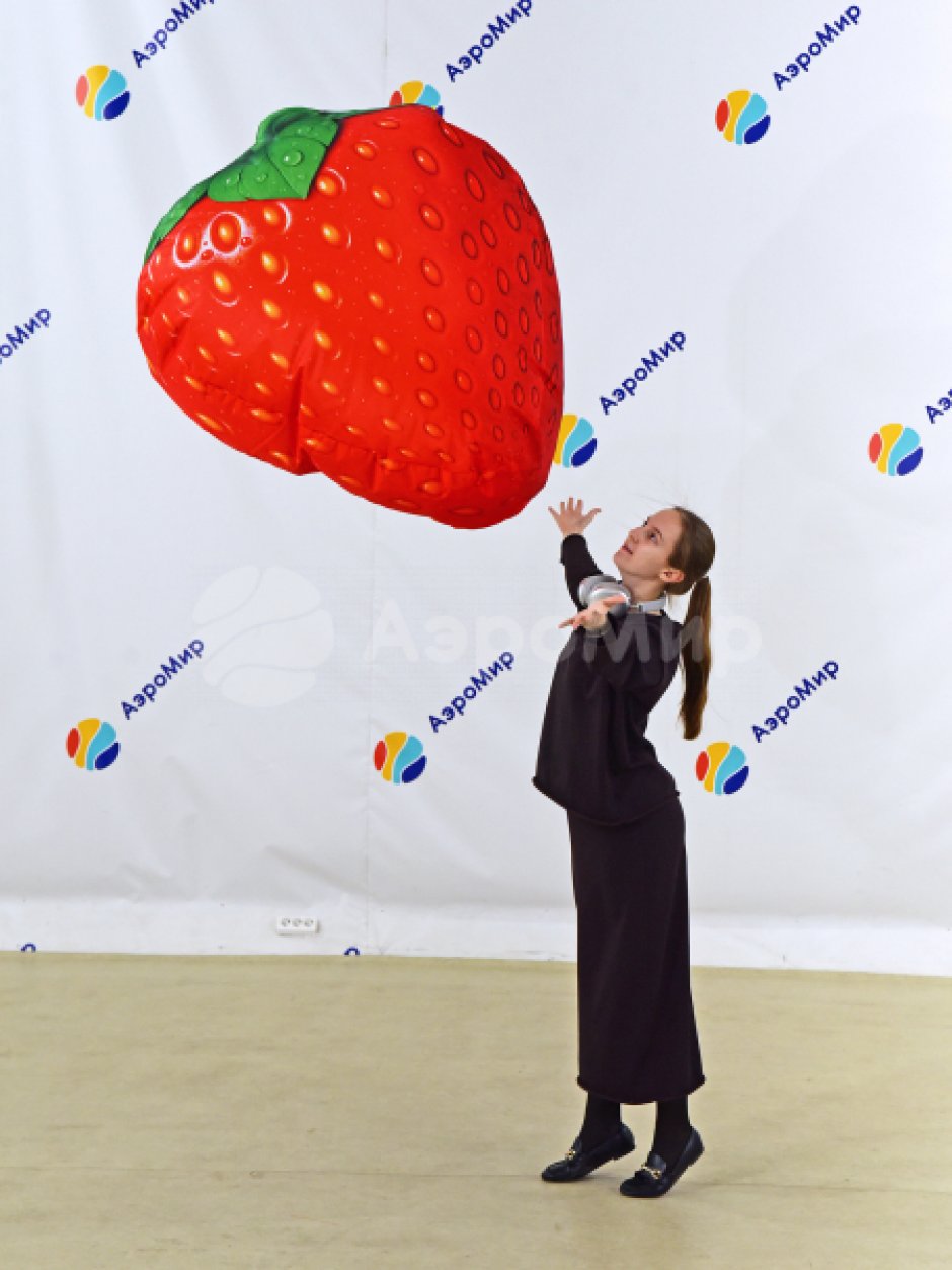 Клубника-подушка — яркий и легкий реквизит для шоу, игры и развлечений