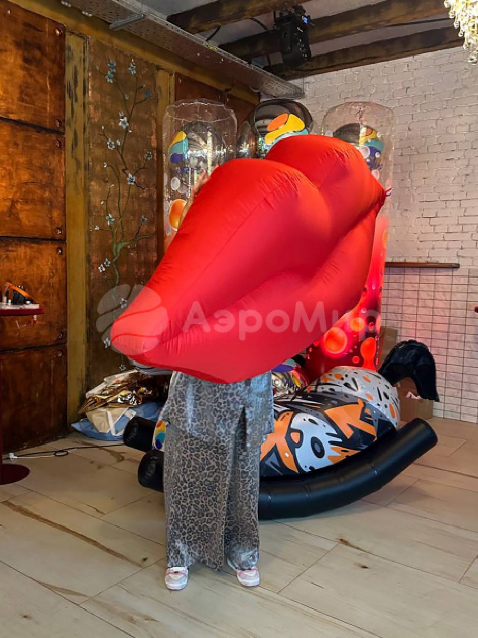 Губы-подушка