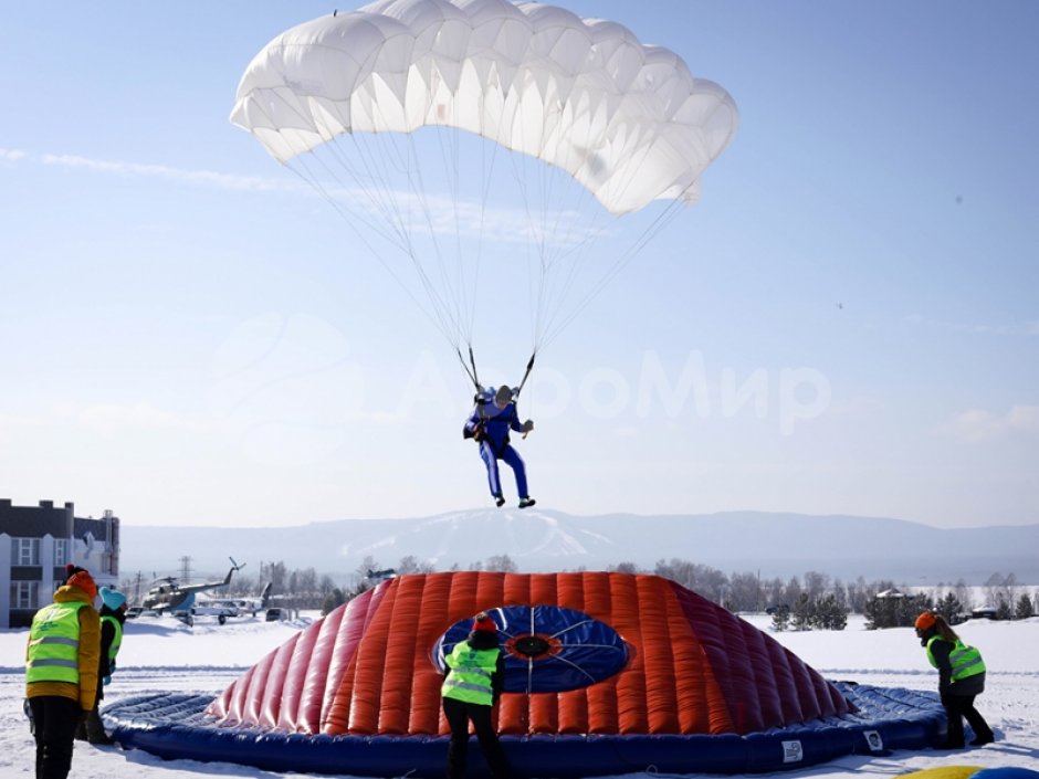 Надувная подушка приземления для парашютистов с мишенью по центру