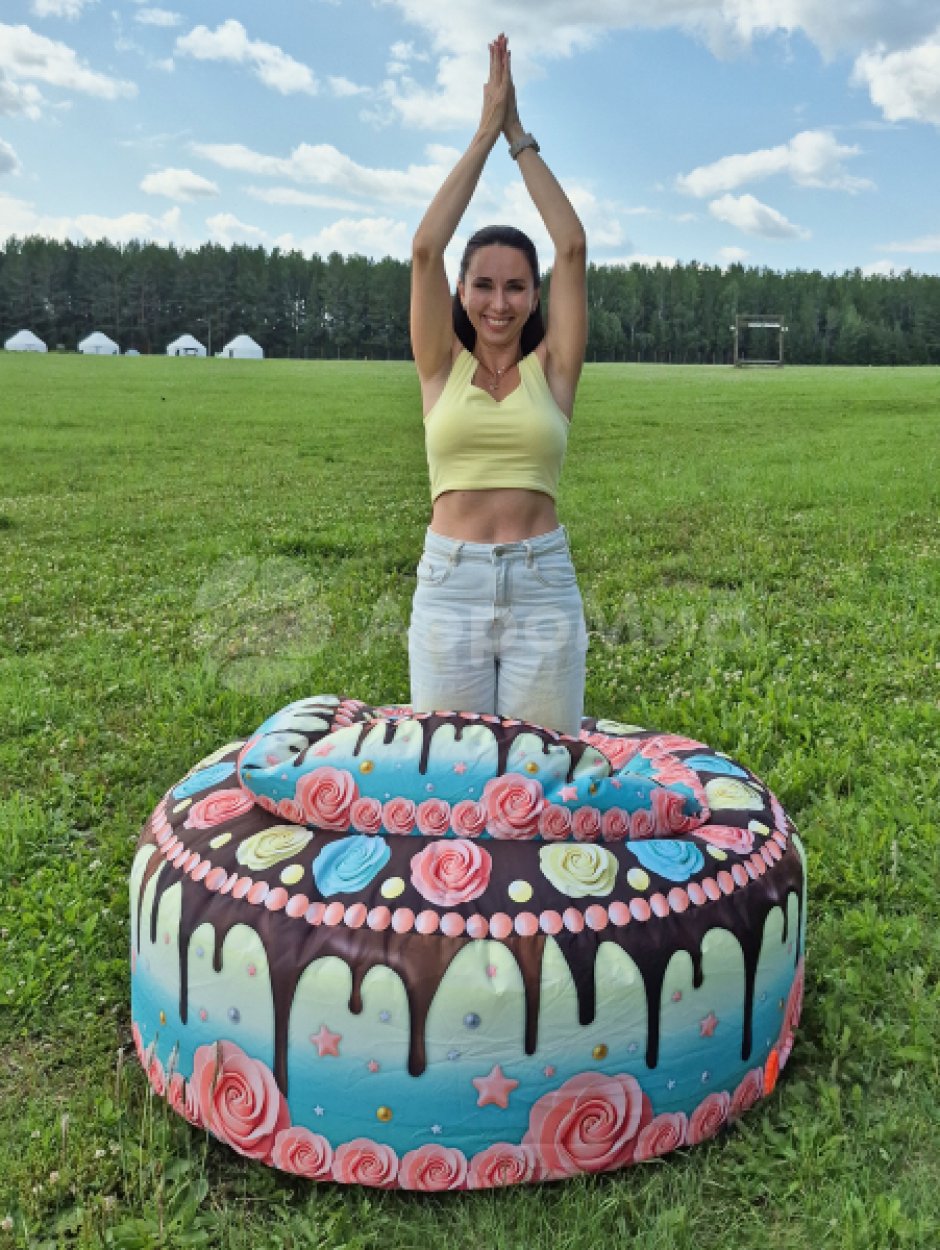 Тортик-подушка — яркий и легкий реквизит для шоу, игры и развлечений