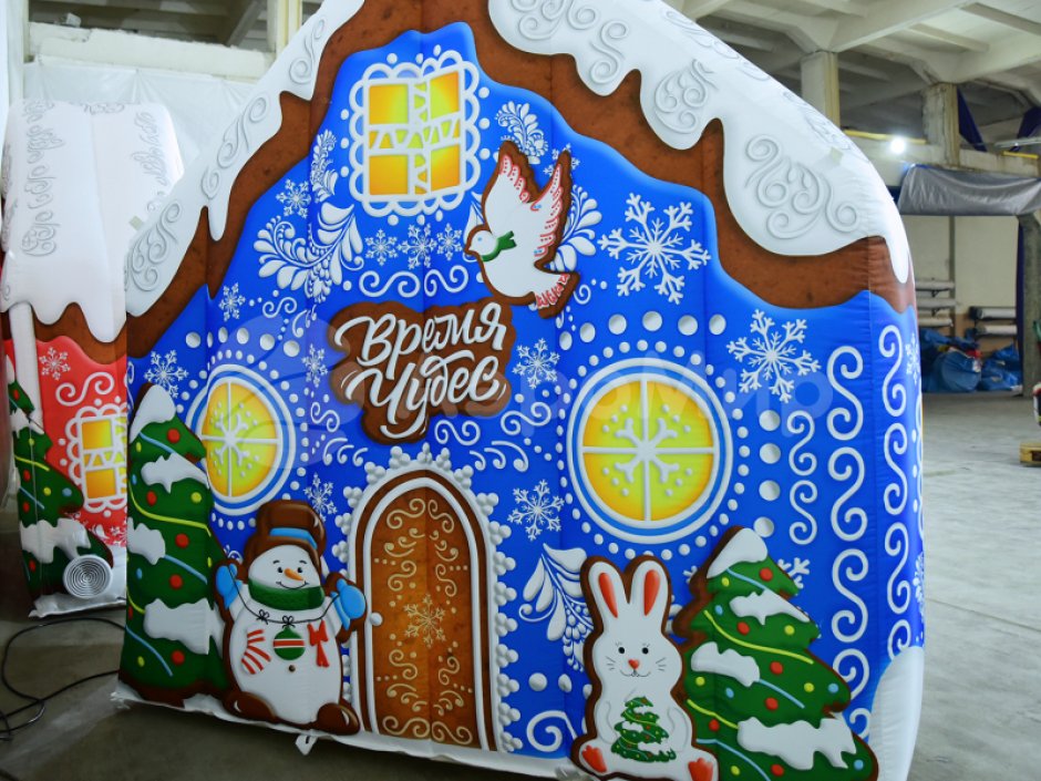 Надувной пряничный домик — новогодняя декорация