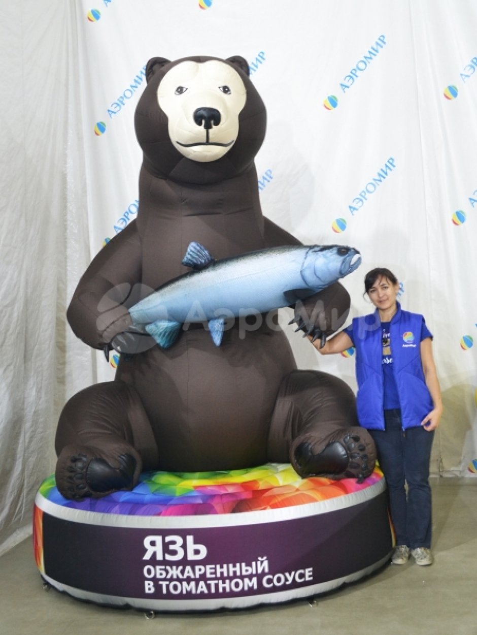 Медведь с рыбой — надувная фигура для промо и праздников