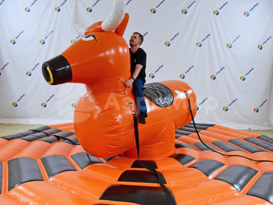 Родео на быке — популярная вариация аттракциона Бешеный бык